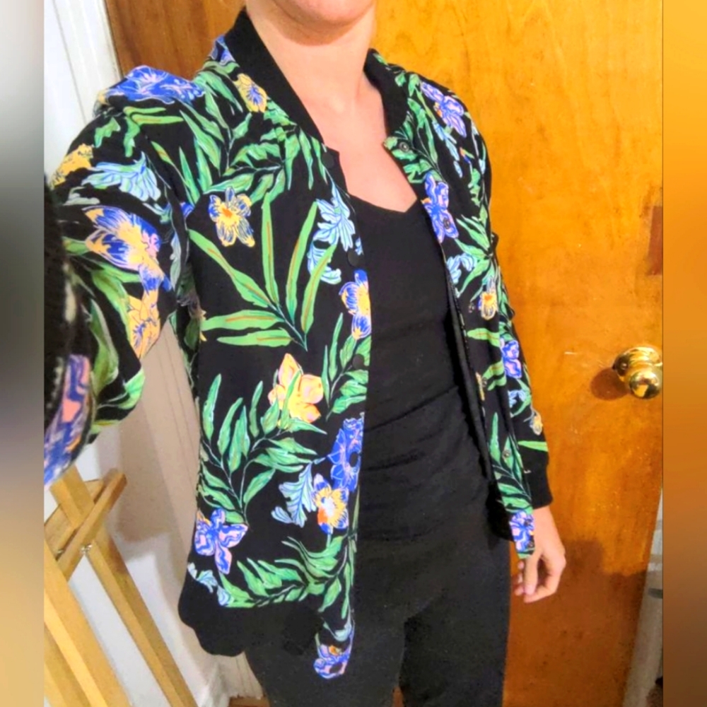 Small long sleeve jacket with vegetation and flower